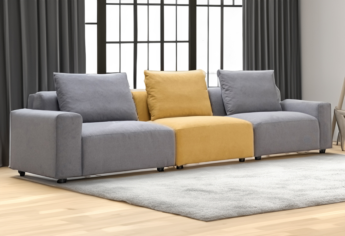 Απεικονίζεται ο καναπές σε ένα σαλόνι